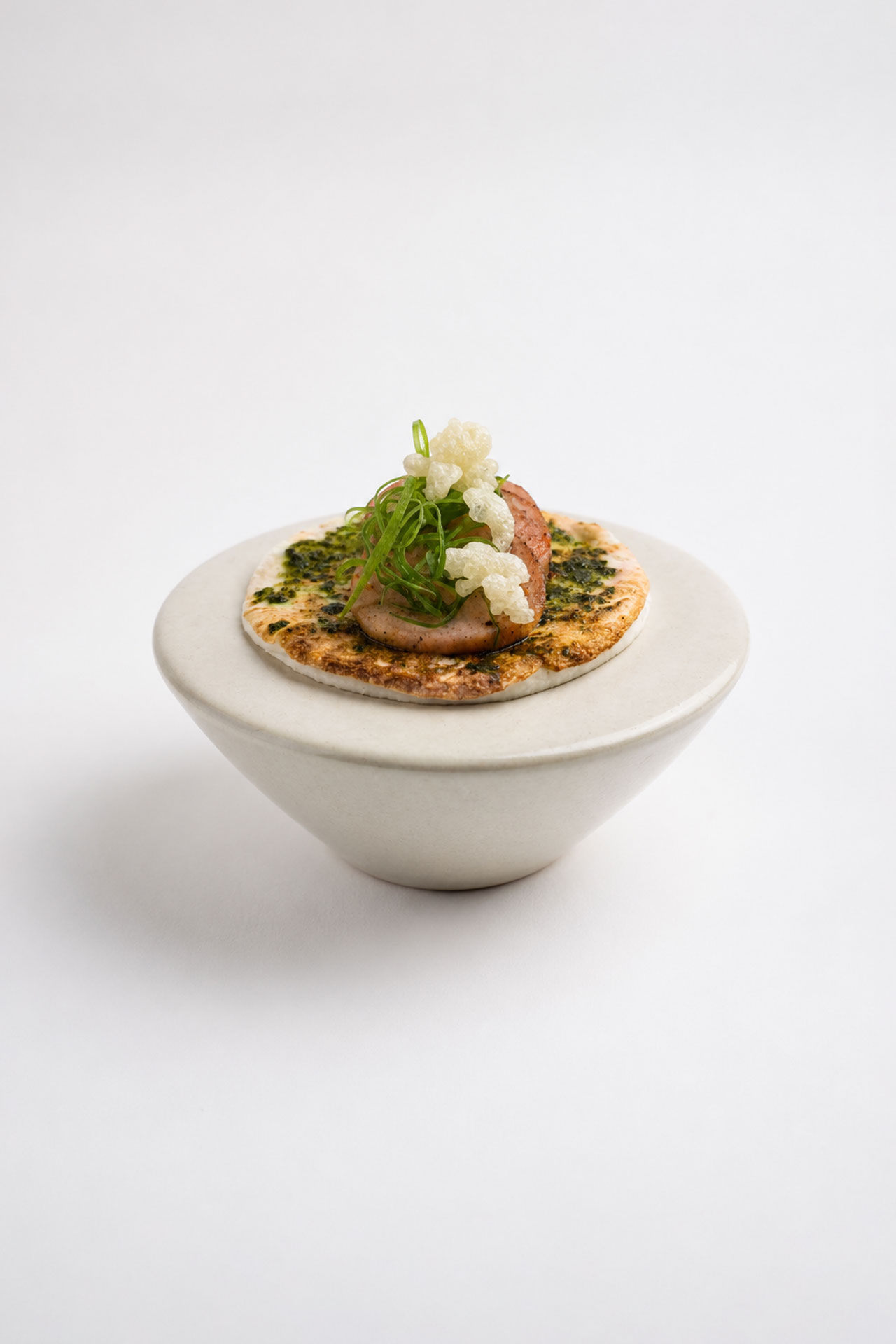 Trucha, zapallo y aire de criolla. Marshmallow, mortadela de trucha, pesto, verdeo y tempura.