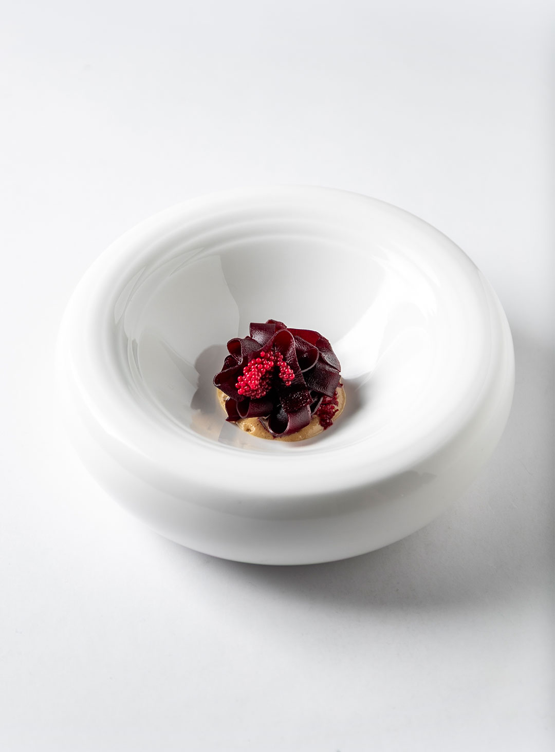 Texturas de remolacha, frutilla, mostaza y salsa satay.