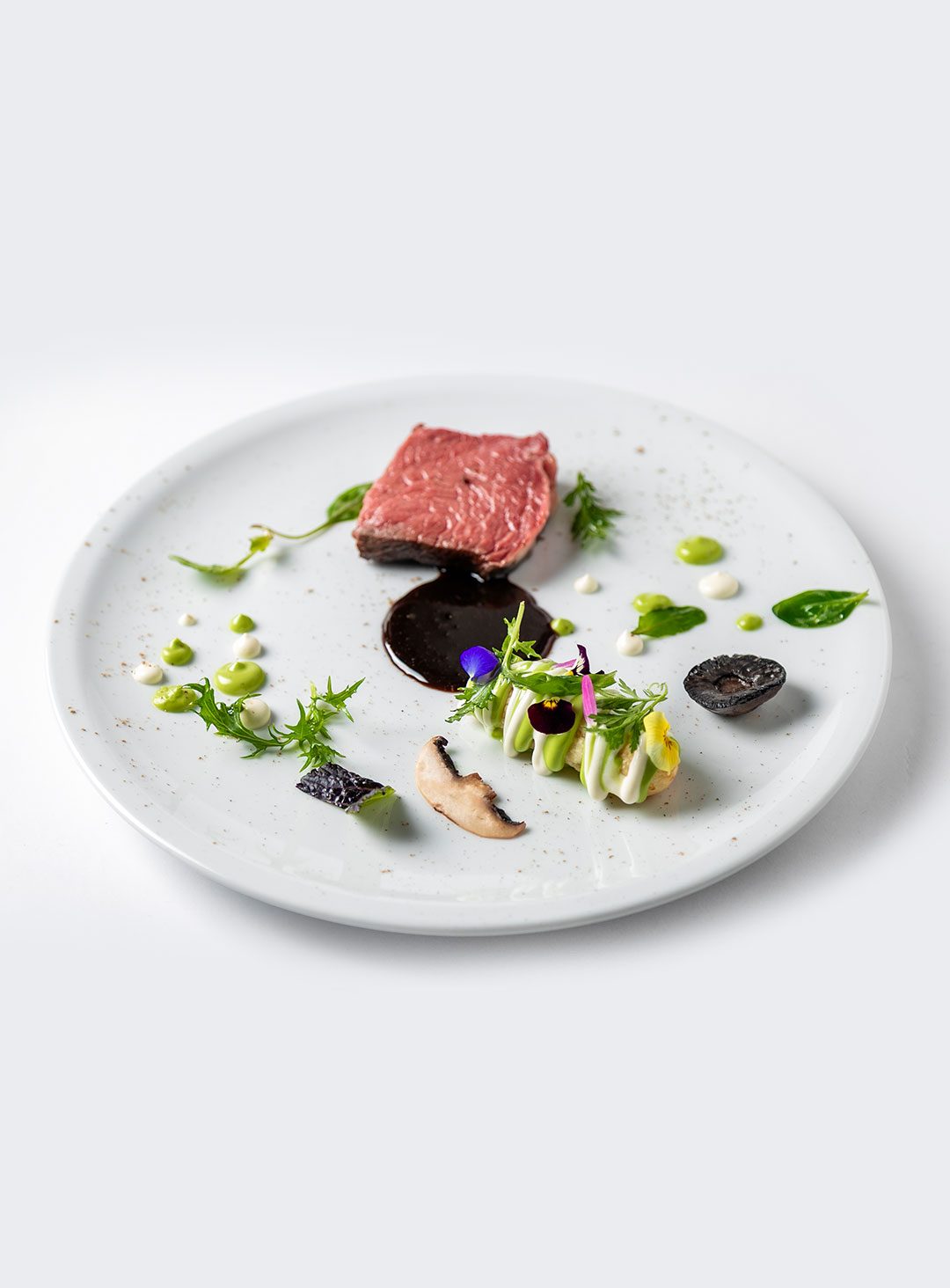 Bife, chipá, hongos, perejil y ajo.